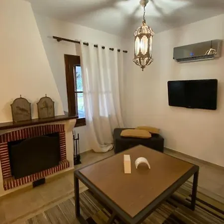 Private Front Maisonette 3 Bedroom Mikiverna Hébergement de vacances *