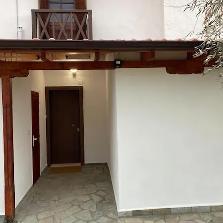 Private Front Maisonette 3 Bedroom Mikiverna Hébergement de vacances